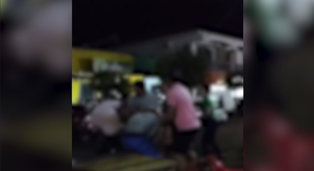 “Sai Laércio”: Homens saem na porrada no centro de Braganey; veja o vídeo