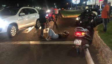 Imagem referente a Casal fica ferido em queda de moto na Avenida Tito Muffato