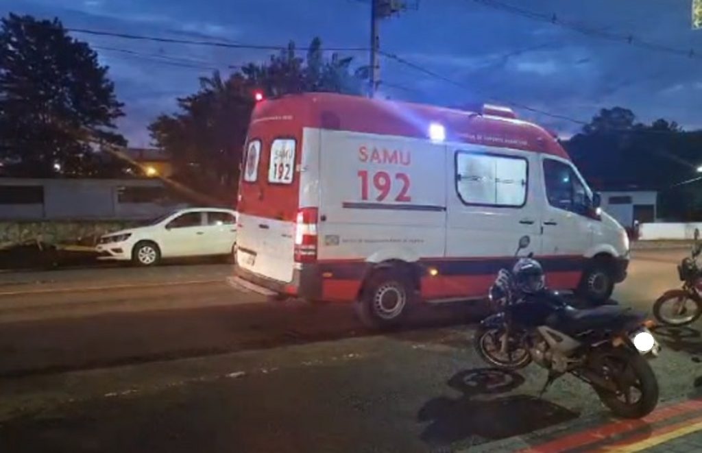 Jovem de 20 anos quebra o braço após acidente entre moto e carro em Francisco Beltrão