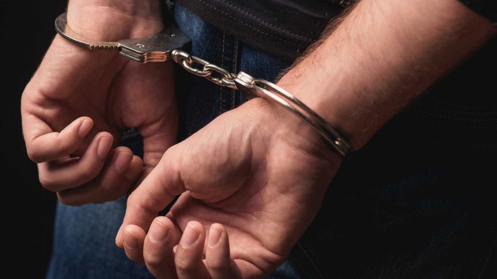 Policiais são presos por furtar dinheiro e aliança de entregador de Farmácia