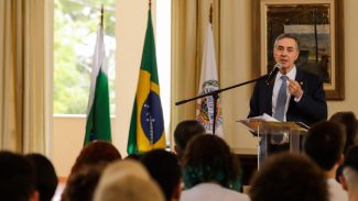 Presidente do STF ministra palestra para estudantes do Colégio Estadual do Paraná