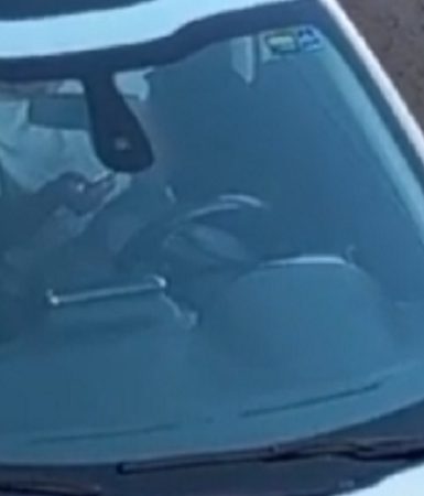 Imagem referente a Internauta flagra homem se masturbando dentro de carro na Avenida Brasil