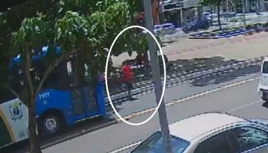 Imagem referente a Câmera flagra homem sendo atropelado por ônibus na Avenida Brasil