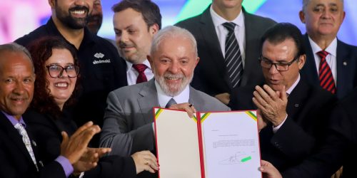 Imagem referente a Lula assina projeto que regula atividade de motoristas de aplicativo