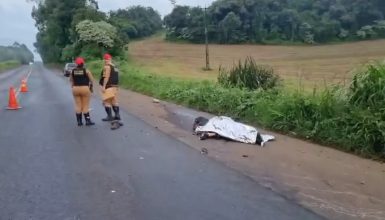 Imagem referente a Colisão entre três veículos deixa motociclista morto na PR-483