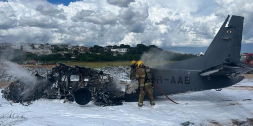 Imagem referente a Duas pessoas morrem e uma fica ferida em queda de avião da PF em Minas