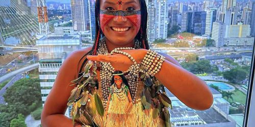 Imagem referente a Indígena brasileira vira Barbie nos 65 anos da boneca