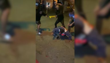 Imagem referente a Imagens Fortes: Após agredir homem bêbado, motoboy é brutalmente espancado por facção criminosa