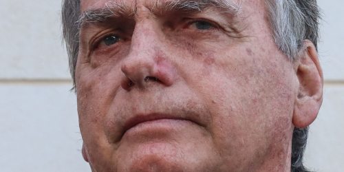PF indicia Bolsonaro e mais 16 pessoas por fraude em cartão de vacina