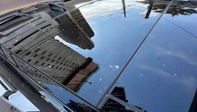 Imagem referente a Empresário processa construtora por danos em Range Rover Velar devido a queda de objetos