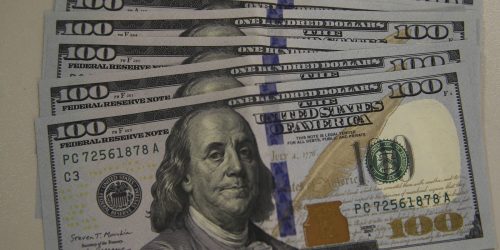 Imagem referente a Dólar cai para R$ 4,97 após decisão de Banco Central americano