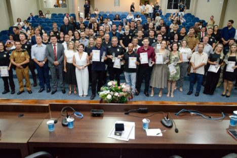 Imagem referente a Policiais civis de Ponta Grossa e Telêmaco Borba recebem medalhas de serviço