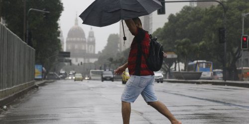 Imagem referente a Em dia de chuva forte, capital fluminense tem ruas vazias