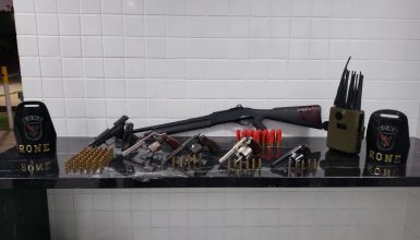 Imagem referente a PM apresenta armas que foram utilizadas em tentativa de assalto à Receita Federal; Cinco morreram