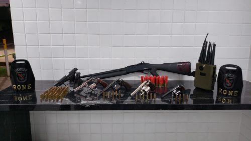 Imagem referente a PM apresenta armas que foram utilizadas em tentativa de assalto à Receita Federal; Cinco morreram