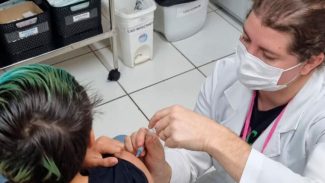 Campanha de vacinação contra a gripe começa nesta segunda para 4,5 milhões de pessoas no Paraná