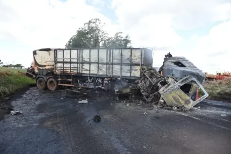 Imagem referente a Homem morre em colisão entre carreta e caminhão na PR-323 em Tapejara
