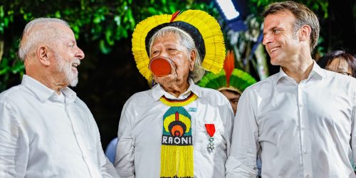 Imagem referente a Cacique Raoni recebe honraria de Macron e pede demarcações a Lula