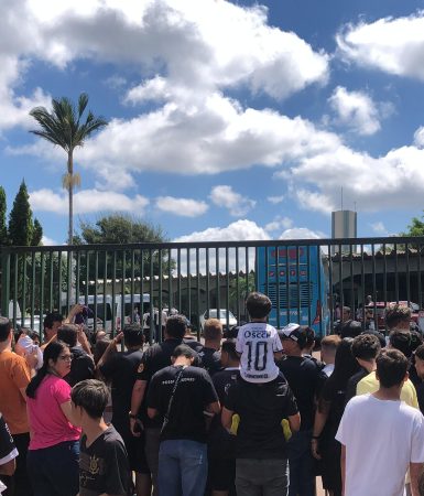 Imagem referente a Torcedores lotam entrada de hotel e fazem recepção ao time do Corinthians