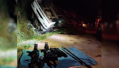 Imagem referente a Tombamento de caminhão na BR-163 deixa um morto em Santa Lúcia