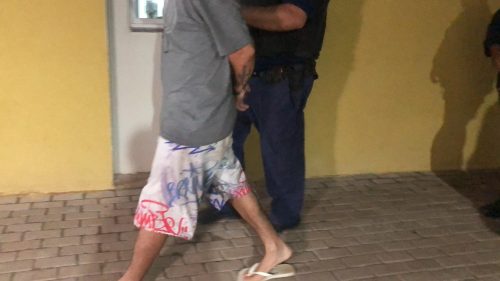 Indivíduo joga lata de cerveja na viatura da GCP e é detido por desacato no Brasília