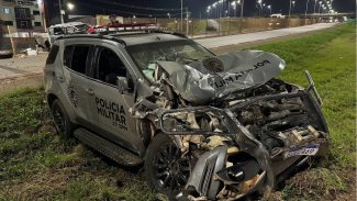 Homem que conduzia carro com placas de Cascavel morre em acidente envolvendo viatura da Polícia Militar e outros veículos na BR-277