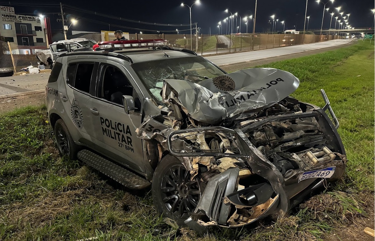 Imagem referente a Homem que conduzia carro com placas de Cascavel morre em acidente envolvendo viatura da Polícia Militar e outros veículos na BR-277