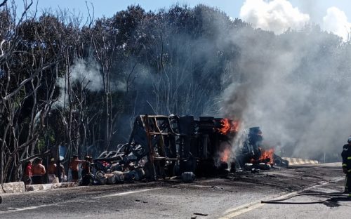 Imagem referente a Motorista morre carbonizado após caminhão carregado com botijões de gás tombar na BR-277; Indígenas saqueiam a carga