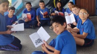 Com redações, alunos de colégio de Campo Magro criaram livro para combater o bullying