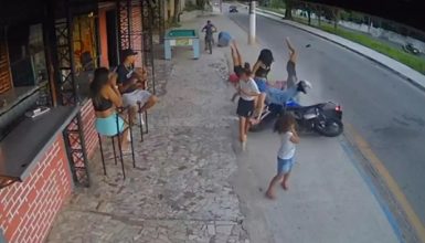 Imagem referente a Impressionante! Veja o momento em que motociclista atropela mulheres e crianças na calçada