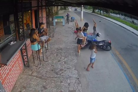 Imagem referente a Impressionante! Veja o momento em que motociclista atropela mulheres e crianças na calçada