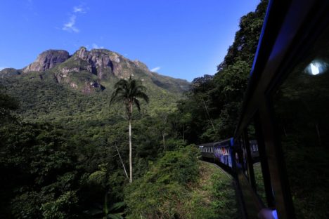 Imagem referente a Na trilha e não no trilho: IAT reforça proibição de caminhar na linha férrea do Pico Marumbi