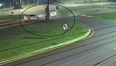 Imagem referente a Cacetada! Câmera registra acidente entre dois carros no Trevo da Portal