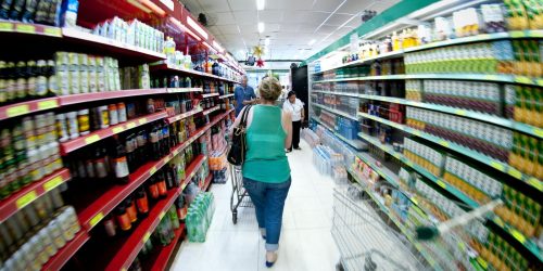 Imagem referente a Planos de saúde, tomate e cebola influenciam inflação de março