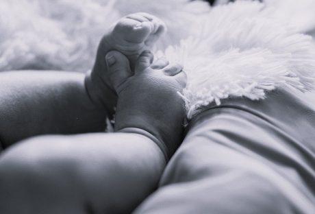 Imagem referente a Bebê que acordou durante o velório morre no hospital