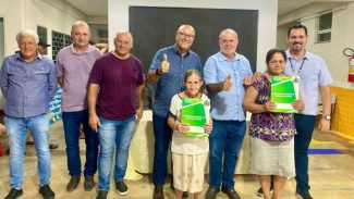 Cohapar entrega 58 matrículas de regularização fundiária para famílias de Figueira