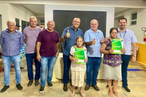 Imagem referente a Cohapar entrega 58 matrículas de regularização fundiária para famílias de Figueira