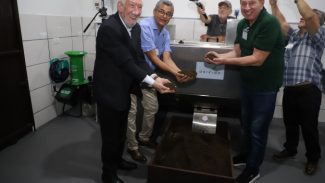 Máquina de compostagem acelerada é apresentada ao governador em exercício