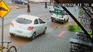 Vídeo mostra colisão entre Jetta e BMW a qual terminou com carro em cima do muro