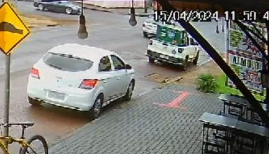 Imagem referente a Vídeo mostra colisão entre Jetta e BMW a qual terminou com carro em cima do muro