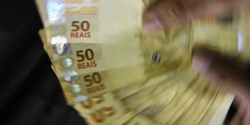 Imagem referente a Governo propõe salário mínimo de R$ 1.502 em 2025