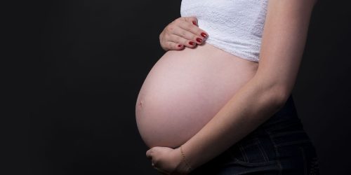 Imagem referente a INSS alerta que não usa intermediário para liberar salário-maternidade