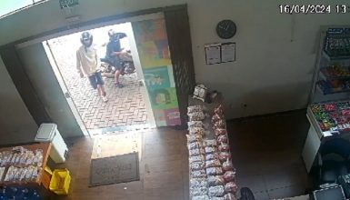 Imagem referente a Câmera mostra momento em que dupla chega para assaltar panificadora no Alto Alegre