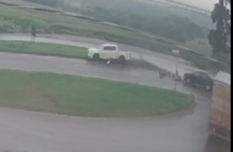 Câmera mostra Ford Ka atravessando Trevo da BR-369 e batendo contra caminhonete