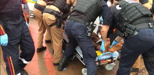 Imagem referente a Homem em surto envolvido em acidente na Rua Europa estaria enforcando uma das crianças