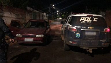 Imagem referente a Policiais flagram homens fazendo sexo dentro de carro roubado