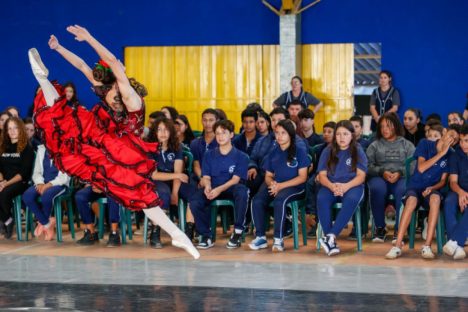 Imagem referente a Escola de Dança Teatro Guaíra estreia nova temporada de apresentações nos colégios