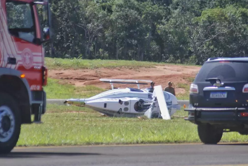 Helicóptero que era de narcotraficante colombiano e estava tripulado por policiais militares cai em Aeroporto