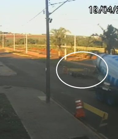 Imagem referente a Câmera flagra motociclista sofrendo queda na Avenida Piquiri