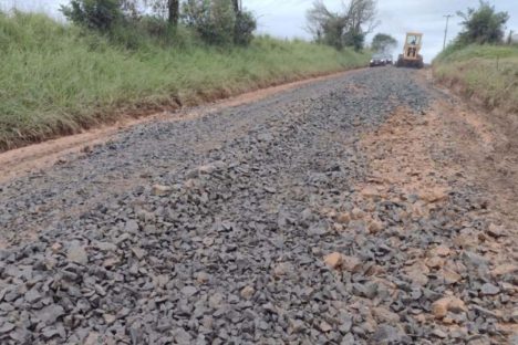 Após chuvas, DER/PR promove cascalhamento em estrada rural da Lapa